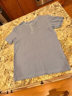 American Eagle Outfitters Men's Short-Sleeve Henley in Faded Blue